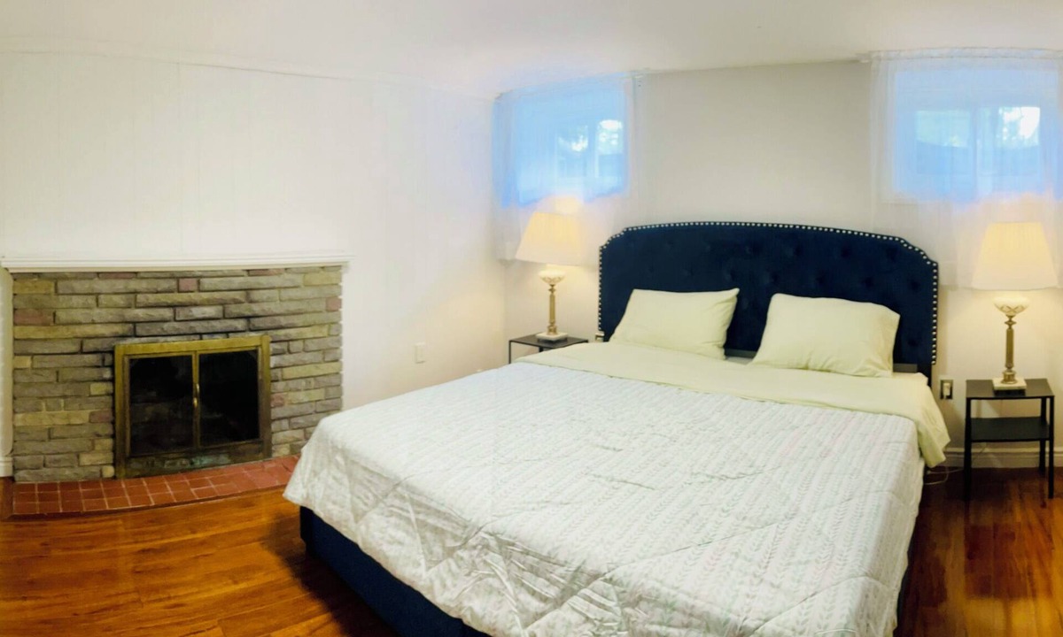 Etobicoke House | Vacation house Entire floor/subway/kids yard