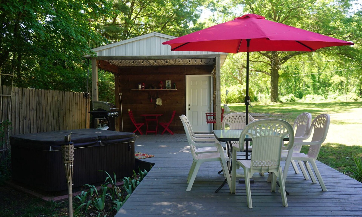 Union Pier Cottage | Vacation like a local Michigander at Guy's Doll House! Family & pet friendly.