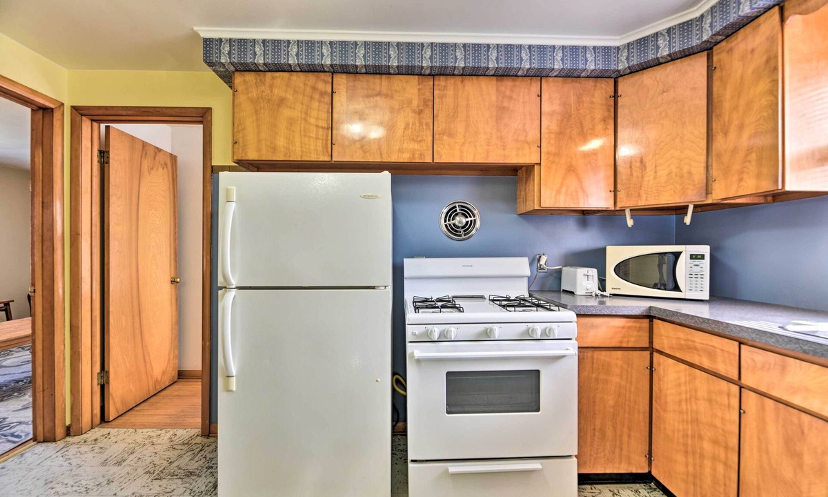 Athol Springs House | Vacation Rental ~ 9 Mi to Downtown Buffalo!