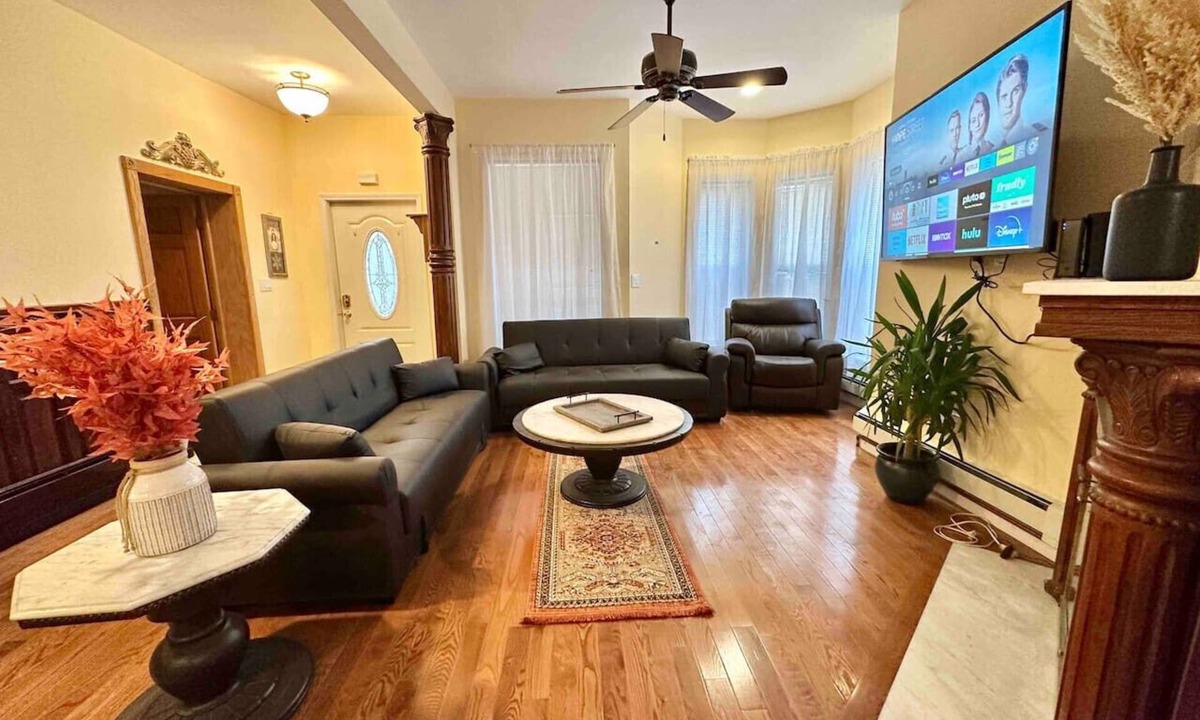 Downtown Niagara Falls House | Very Spacious 4 Bedroom & 4 baths Niagara Falls
