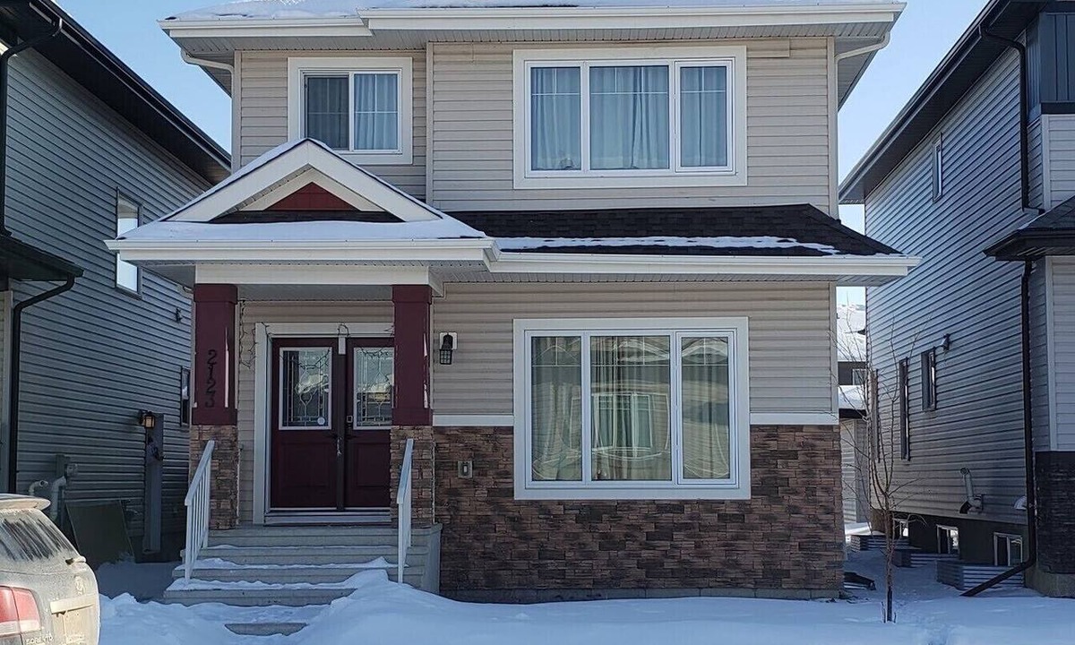 Southeast Edmonton House | VICTORIA HOUSE ENTIRE CELLAR SUITE