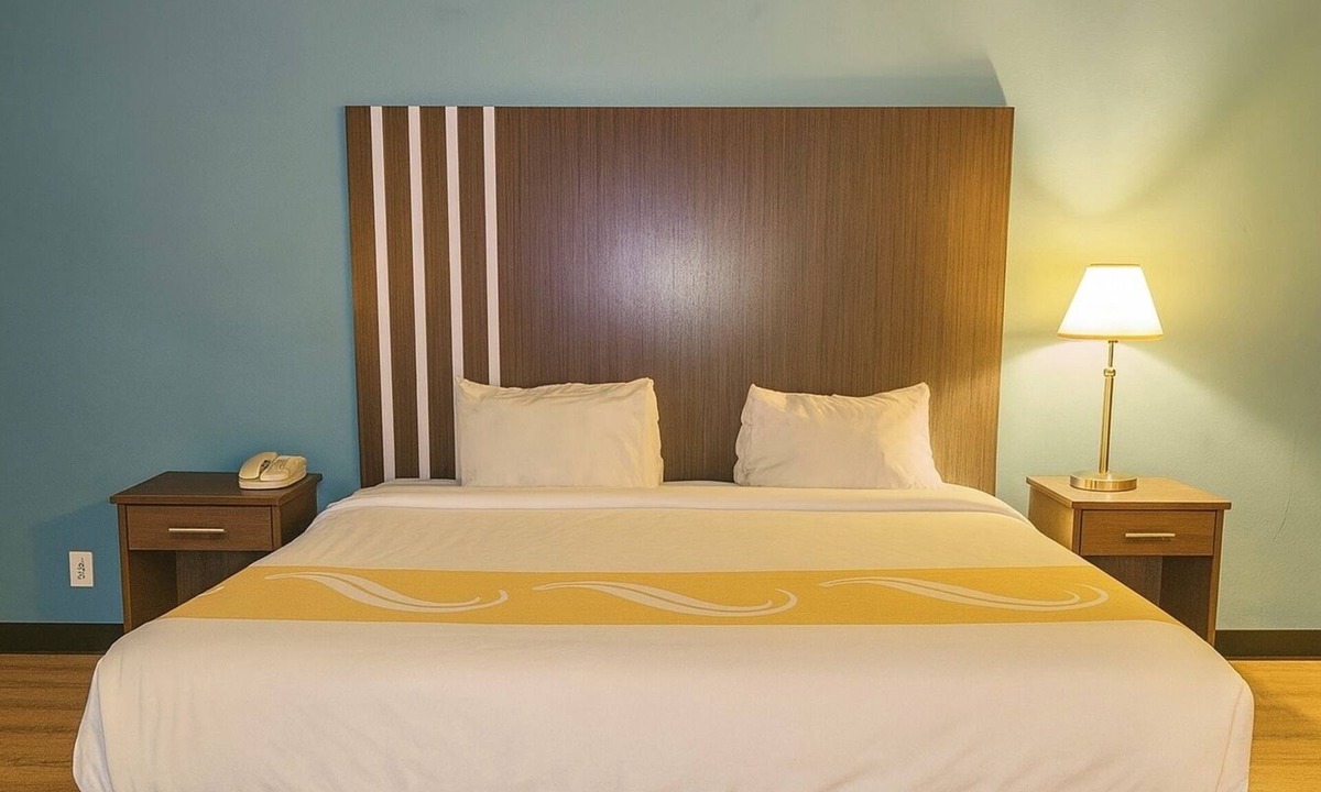 Point Edward Hotel | Village Inn & Suites Sarnia (Full Service Hotel) Q-P