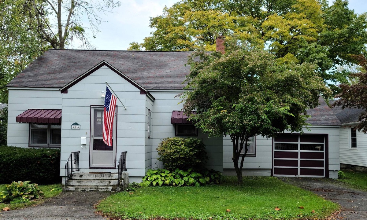 Lakeside Cottage | Vintage Cottage Centrally Located Inside the Gates