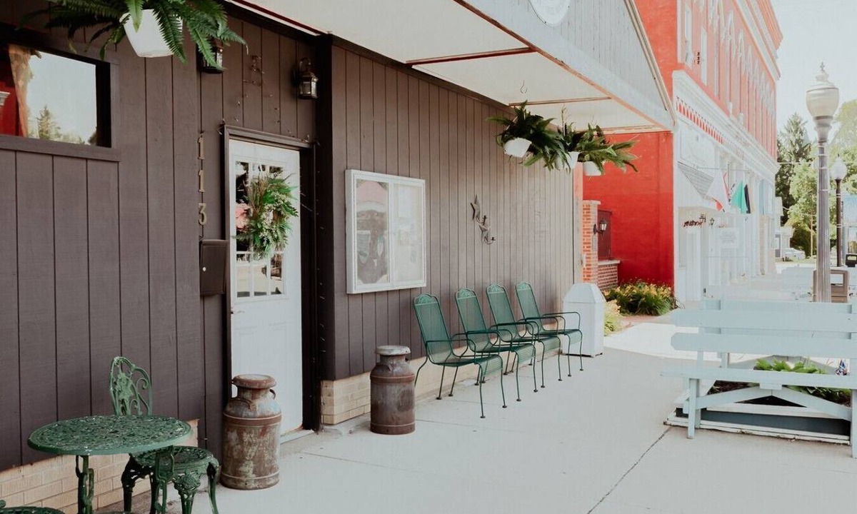 Ovid Apartment | Vintage Main Street Retreat Sleeps 25