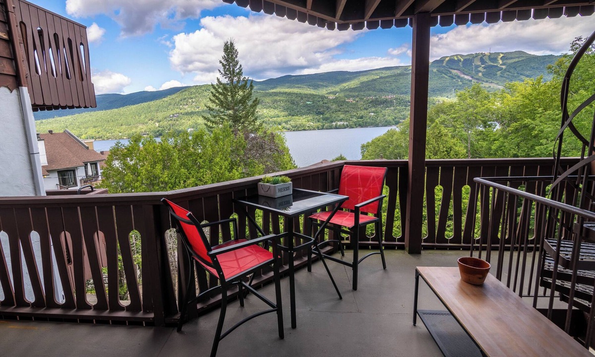 Mont-Tremblant Apartment | Wake up to a view of Lake Tremblant · 2-bedroom condo · 5 minutes from the pedestrian village