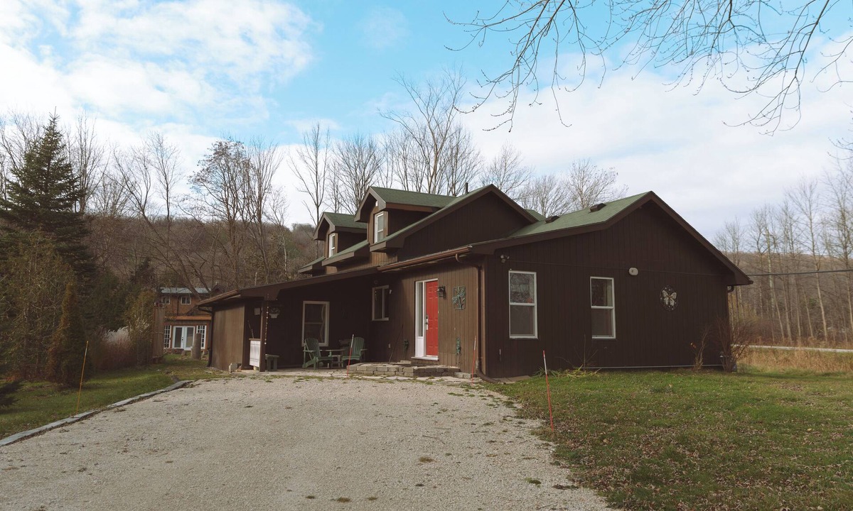 Glen Huron Ski Chalet | Walk to the Lift, Relax in Comfort – 6 bedroom Blue Mountain Chalet with Hot Tub