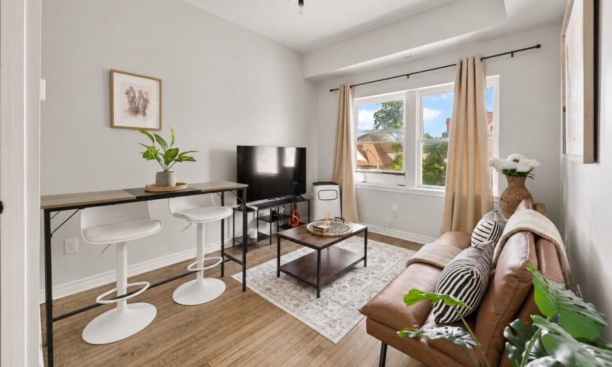 Walkerville Apartment | Walkerville 1BR Apartment | WiFi + Workspace