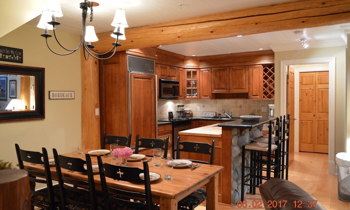 Blackcomb House | Walking Distance To Ski Lifts And Trails. Free Netflix, IPTV, Crave, Amazon PM