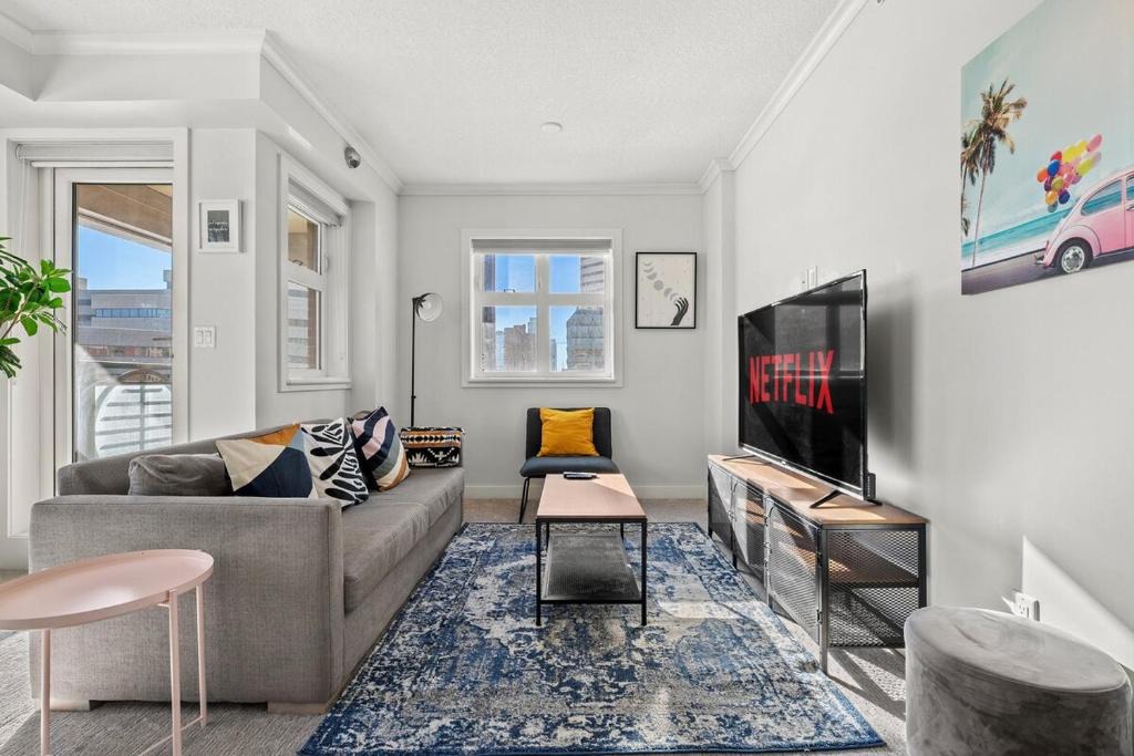 Calgary Chinatown Apartment | Waterfront 2 Bedroom And 2 Bath Downtown Urban Escape
