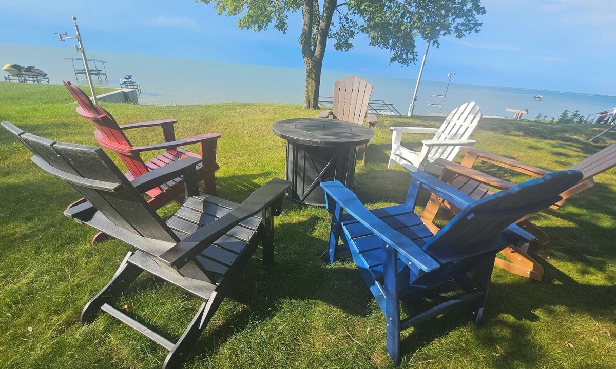 Pigeon Cottage | Waterfront 3-bedroom lake house with stunning sunsets on Sand Point