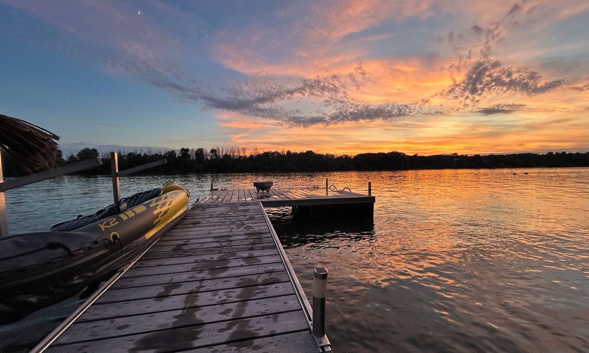 Saint-Ours Cabin | Waterfront cabin w/spa & dock 🤍