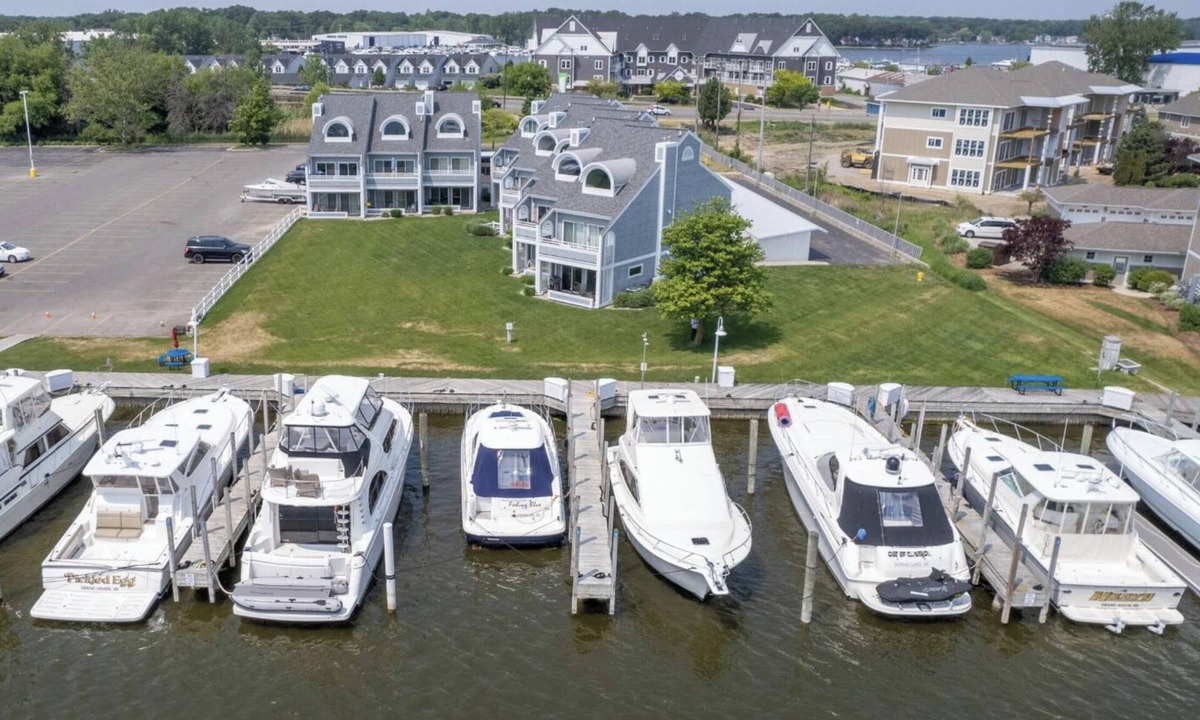 Spring Lake Condo | Waterfront Condo Beautiful Spring Lake - Grand Haven