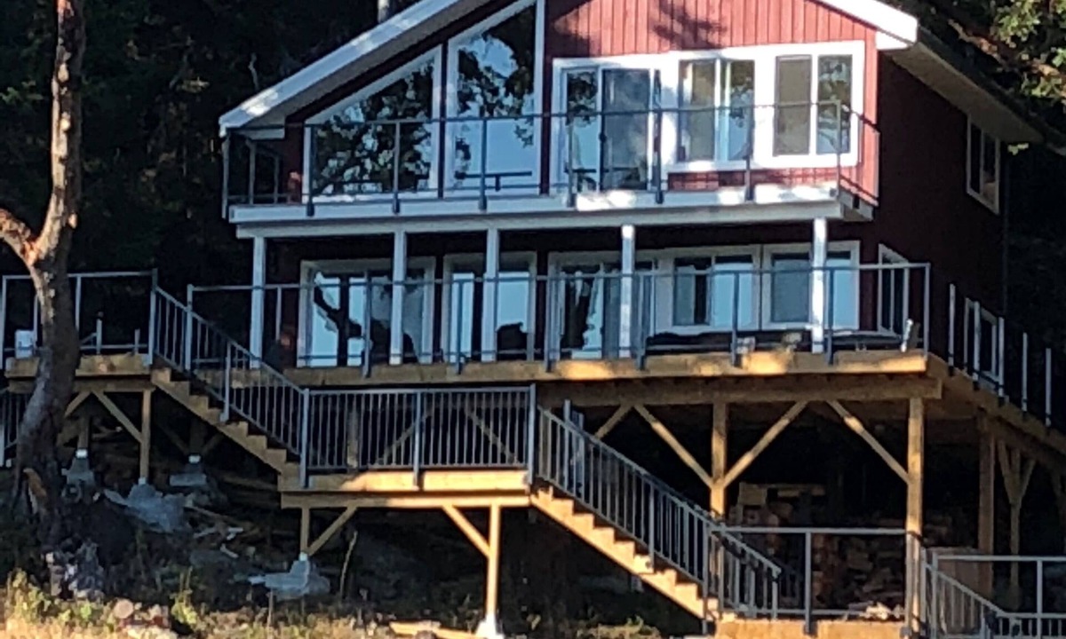 Southern Gulf Islands Cottage | Waterfront Cottage on Quiet South-Facing Bay | Huge Deck & Private Dock Access”