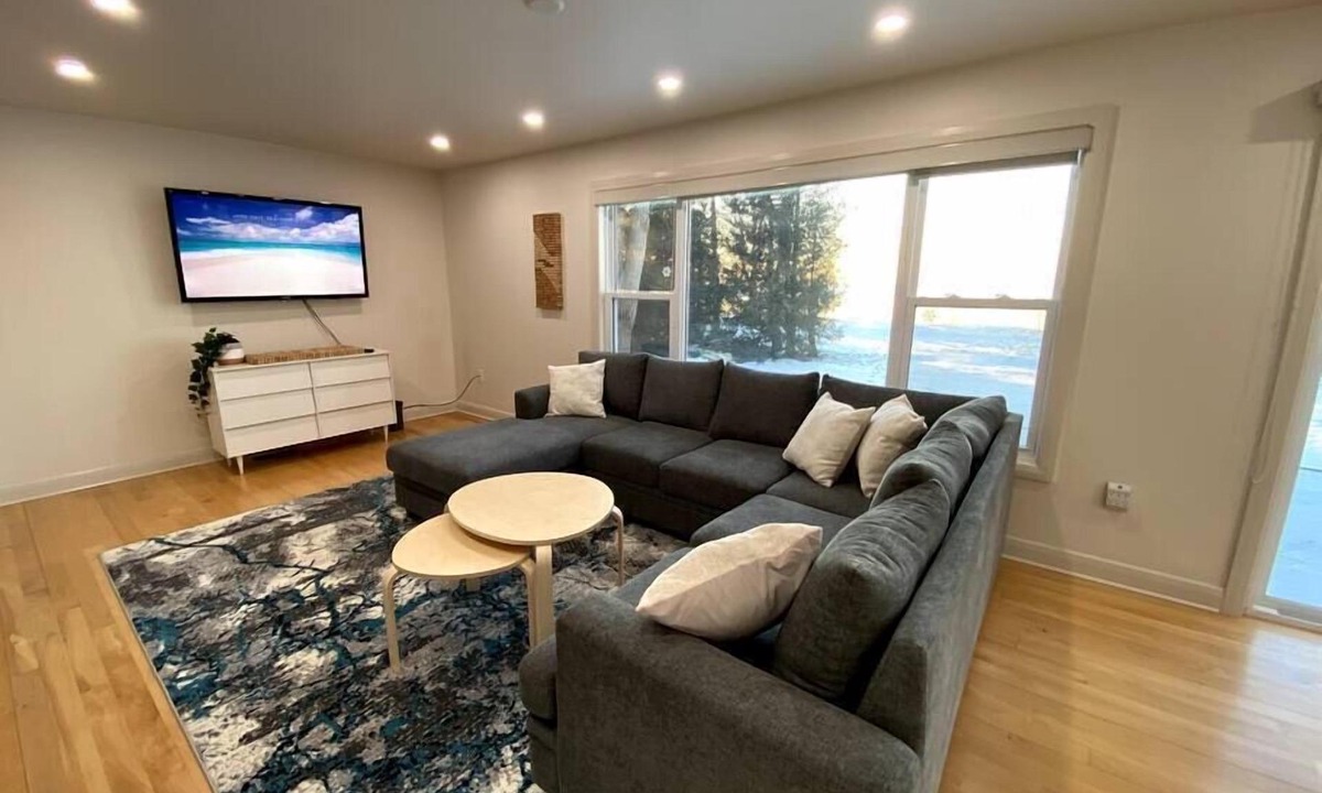 Dashwood Cottage | Waterfront /Private Beach w/Hot Tub by Grand Bend