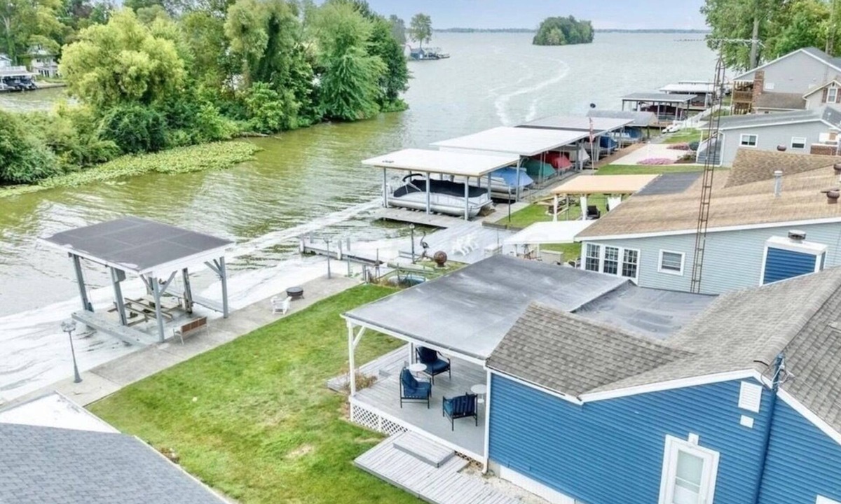 Lakeview Cottage | Waterfront Retreat with King Bed and Boat Docks