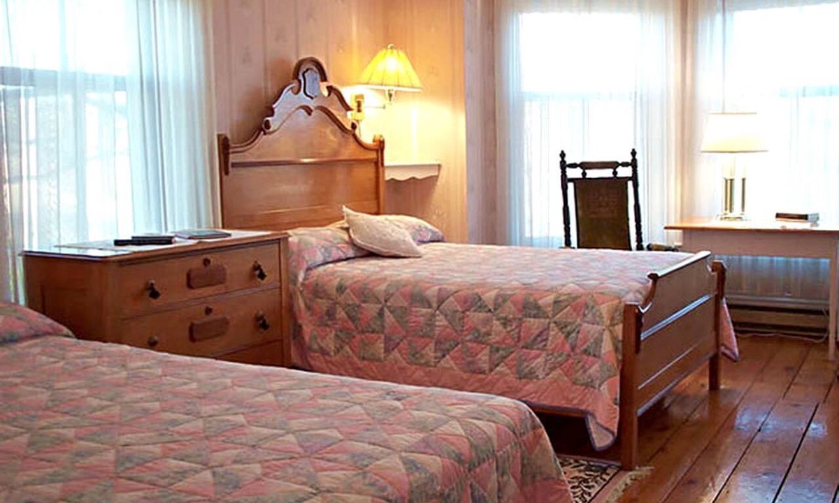 Harvey Cabin | Welcoming Bed and Breakfast Accommodation with Antique Furniture in Harvey, New Brunswick