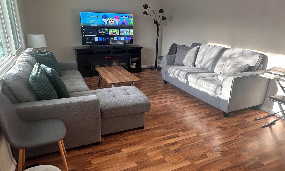 West Edmonton House | WEM A/C Off-Leash Ravine Sleeps 15 Garage