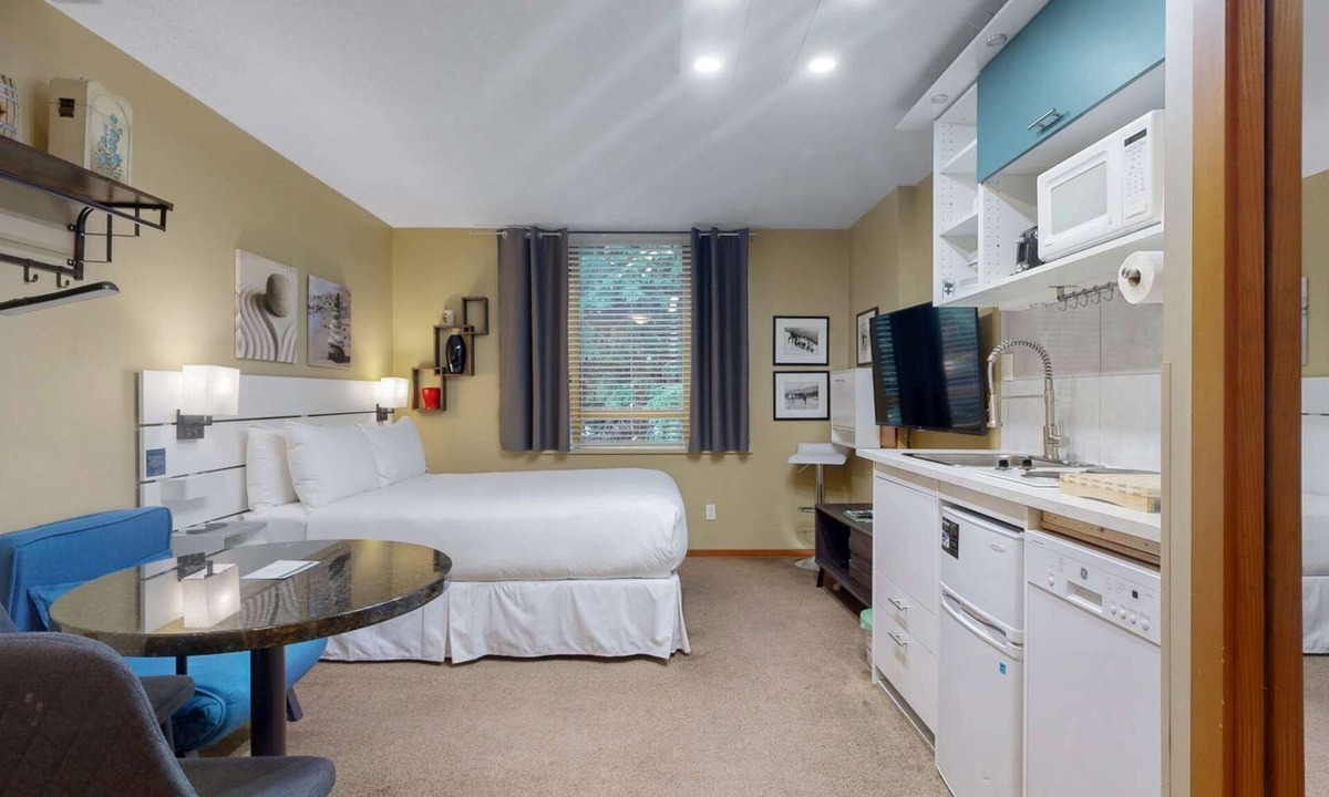 Village North Hotel | Whistler - Cascade Lodge 217