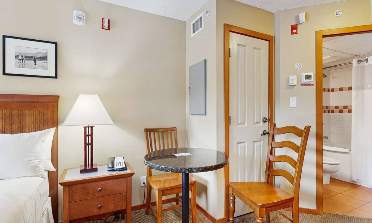 Village North Hotel | Whistler - Cascade Lodge 230