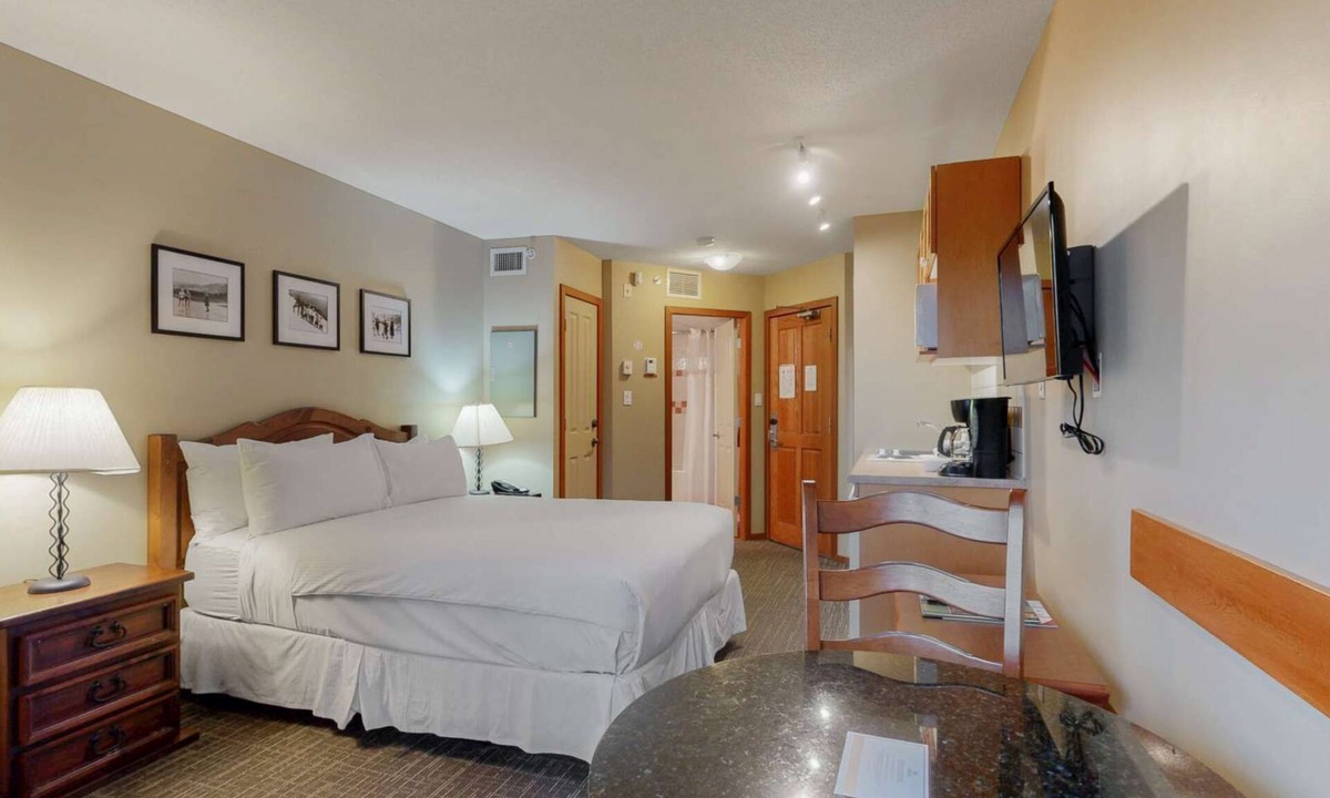 Village North Hotel | Whistler - Cascade Lodge 501