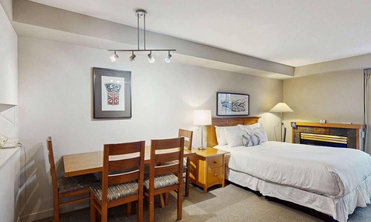Whistler Village Hotel | Whistler - Whistler Peak Lodge 417