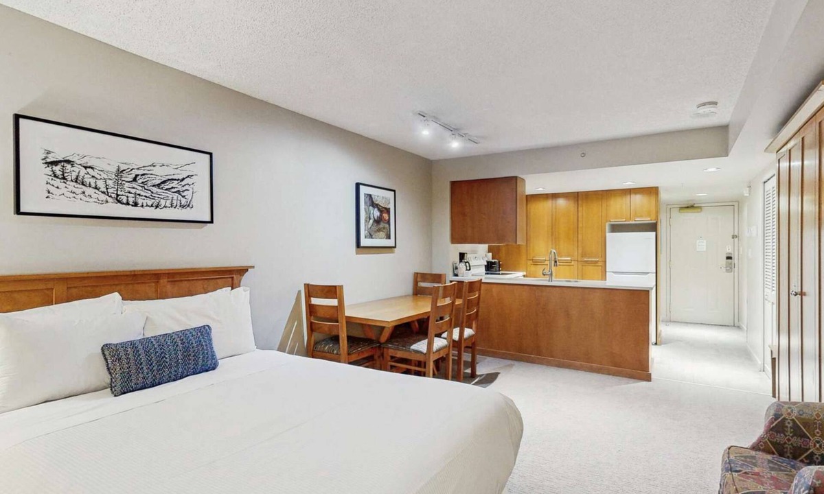 Whistler Village Hotel | Whistler - Whistler Peak Lodge 412