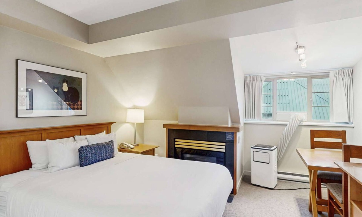 Whistler Village Hotel | Whistler - Whistler Peak Lodge 527