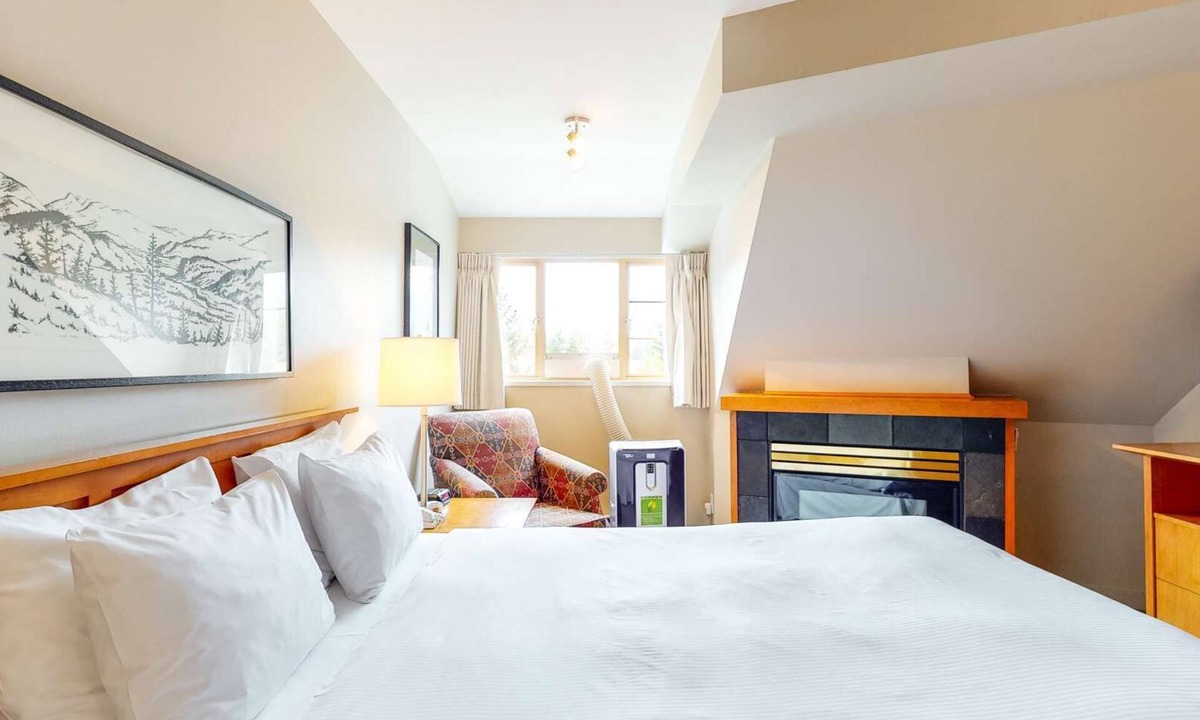 Whistler Village Hotel | Whistler - Whistler Peak Lodge 610