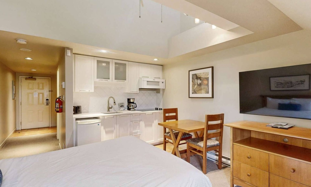 Whistler Village Hotel | Whistler - Whistler Peak Lodge 617