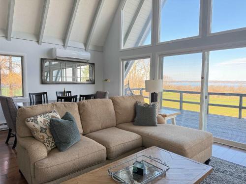 Town of Benton House | Wine Country Chalet Lake Views Fire Pit and BBQ