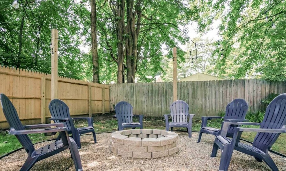 Madison-on-the-Lake Cottage | Wine Tour|Lake Erie|Cleveland| Geneva|Fire pit