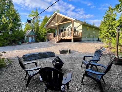 Lion's Head House | Woodland Cottage Pets Private Starlink