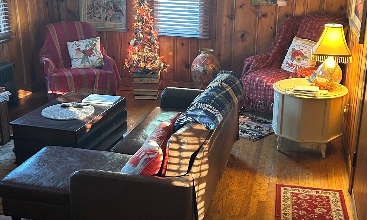 Youngstown Apartment | Woodland Oasis Cabin Apartment