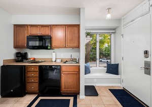 Near wineries, golf and horse show! Grand Traverse Bay beach 300' from condo!n