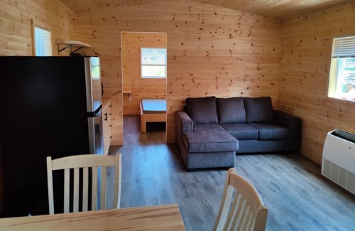 Picton Cabin | 5 minute walk to Sandbanks Beach! In the heart Prince Edward County