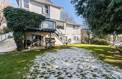 Townline Hill House | Anita's Bed & Breakfast Private Room - With Full Kitchen Access