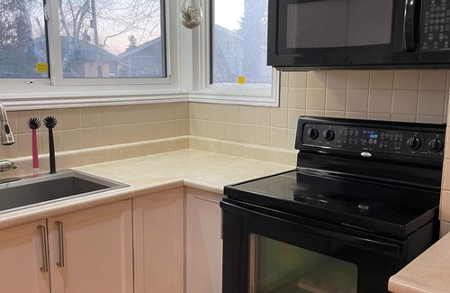 Woburn House | Guest house+entire main floor+4rooms+5beds+2washroom+free parking+near amenities