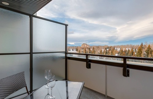 Shaganappi Apartment | $0 Cleaning Fee, Free Parking, King Bed, Top Floor