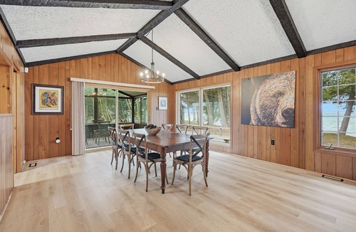 Beaverton House | 1-acre private waterfront cottage on Lake Simcoe featuring 150' of sandy beach