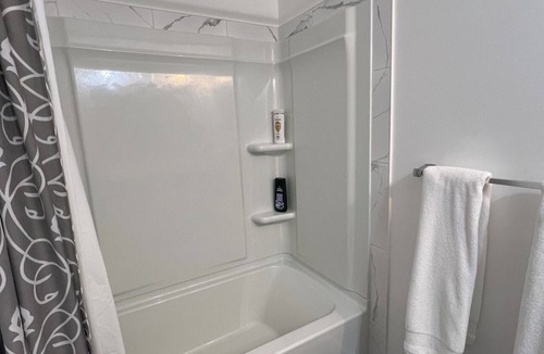 Regina House | 1 Bed 1Bath in East Regina