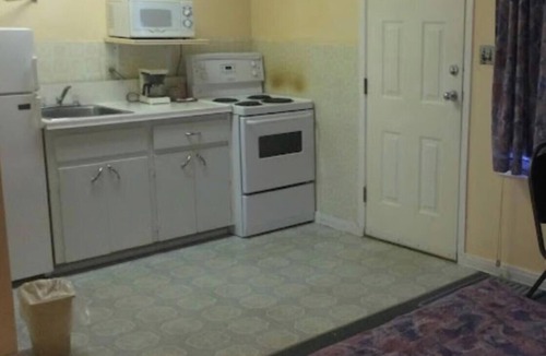 Merritt Hotel | 1 Bedroom Kitchenette, Hardwired Internet, free parking, WiFi