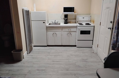 Merritt Hotel | 1 Bedroom Kitchenette, Hardwired Internet, free parking, WiFi