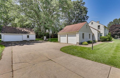 Salem Apartment | 1 Mi to Dtwn Salem: Apt w/Garage Access!