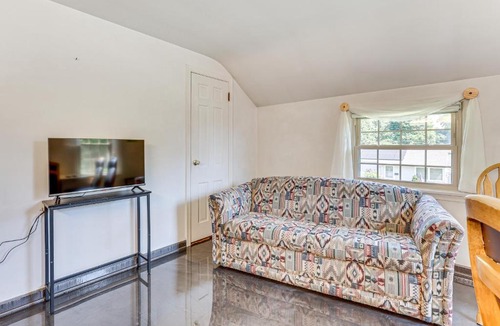 Salem Apartment | 1 Mi to Dtwn Salem: Apt w/Garage Access!