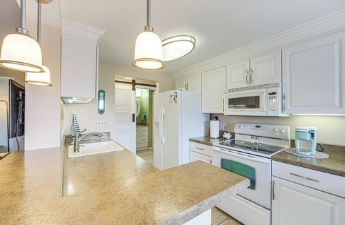 Port Clinton Condo | 1 Mi to Ferry: Port Clinton Condo w/Beach View!