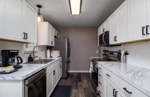 Vermilion Cottage | 1 Mile to Lake, CLEAN, Private Yard, Fireplace, Memory Foam, Parking, Netflix