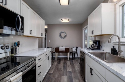 Vermilion Cottage | 1 Mile to Lake, CLEAN, Private Yard, Fireplace, Memory Foam, Parking, Netflix