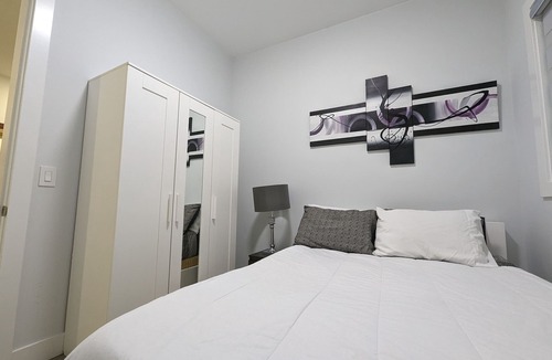 Guildford House | 1 Queen Side Bedroom Deluxe Suite
