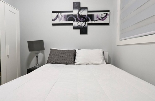 Guildford House | 1 Queen Side Bedroom Deluxe Suite