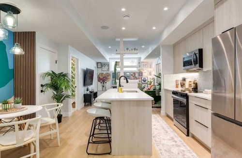 West Hillhurst Apartment | 1BR/1BA Apartment | King Casper Bed | Sleeps 4